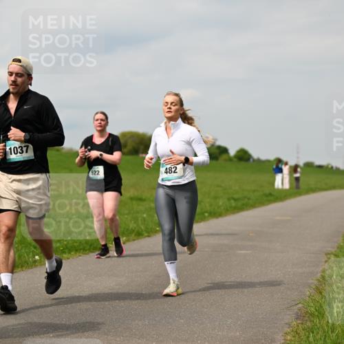 10.05.2026 - 8. Wedeler Halbmarathon Dr. Thomas Lammeyer http://msf.ph/oto/9703533 10.05.2026 11:50:18 Laufen 1037, 522, 482 meine-sportfotos.de