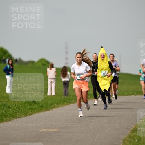 10.05.2026 - 8. Wedeler Halbmarathon Dr. Thomas Lammeyer http://msf.ph/oto/9703552 10.05.2026 11:50:26 Laufen 257, 201 meine-sportfotos.de