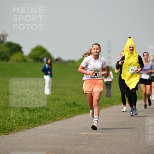 10.05.2026 - 8. Wedeler Halbmarathon Dr. Thomas Lammeyer http://msf.ph/oto/9703581 10.05.2026 11:50:27 Laufen 257, 201 meine-sportfotos.de