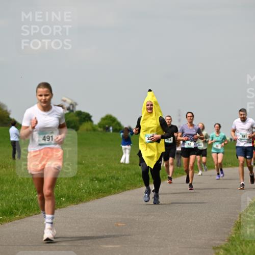 10.05.2026 - 8. Wedeler Halbmarathon Dr. Thomas Lammeyer http://msf.ph/oto/9703617 10.05.2026 11:50:31 Laufen 491, 212, 281 meine-sportfotos.de