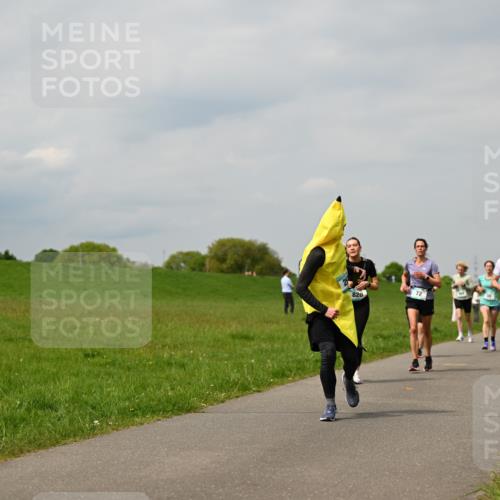 10.05.2026 - 8. Wedeler Halbmarathon Dr. Thomas Lammeyer http://msf.ph/oto/9703674 10.05.2026 11:50:34 Laufen 820, 281 meine-sportfotos.de