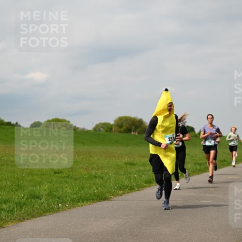 10.05.2026 - 8. Wedeler Halbmarathon Dr. Thomas Lammeyer http://msf.ph/oto/9703681 10.05.2026 11:50:34 Laufen 257, 281 meine-sportfotos.de