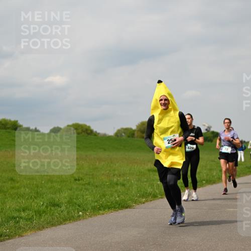 10.05.2026 - 8. Wedeler Halbmarathon Dr. Thomas Lammeyer http://msf.ph/oto/9703689 10.05.2026 11:50:35 Laufen 820, 281 meine-sportfotos.de