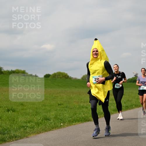 10.05.2026 - 8. Wedeler Halbmarathon Dr. Thomas Lammeyer http://msf.ph/oto/9703698 10.05.2026 11:50:35 Laufen 820, 281 meine-sportfotos.de