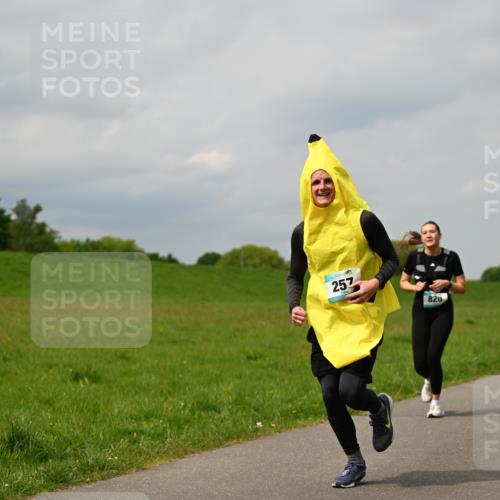 10.05.2026 - 8. Wedeler Halbmarathon Dr. Thomas Lammeyer http://msf.ph/oto/9703699 10.05.2026 11:50:35 Laufen 257, 820 meine-sportfotos.de