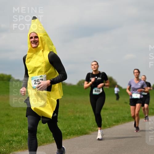 10.05.2026 - 8. Wedeler Halbmarathon Dr. Thomas Lammeyer http://msf.ph/oto/9703704 10.05.2026 11:50:36 Laufen 257, 820, 201 meine-sportfotos.de