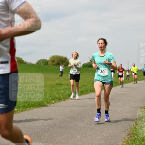10.05.2026 - 8. Wedeler Halbmarathon Dr. Thomas Lammeyer http://msf.ph/oto/9703753 10.05.2026 11:50:40 Laufen 281, 899 meine-sportfotos.de