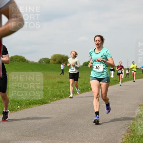 10.05.2026 - 8. Wedeler Halbmarathon Dr. Thomas Lammeyer http://msf.ph/oto/9703758 10.05.2026 11:50:40 Laufen 899 meine-sportfotos.de