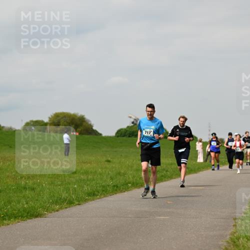 10.05.2026 - 8. Wedeler Halbmarathon Dr. Thomas Lammeyer http://msf.ph/oto/9703867 10.05.2026 11:50:51 Laufen 717 meine-sportfotos.de