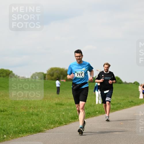 10.05.2026 - 8. Wedeler Halbmarathon Dr. Thomas Lammeyer http://msf.ph/oto/9703882 10.05.2026 11:50:53 Laufen 717 meine-sportfotos.de