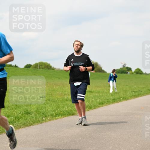 10.05.2026 - 8. Wedeler Halbmarathon Dr. Thomas Lammeyer http://msf.ph/oto/9703906 10.05.2026 11:50:55 Laufen 717, 409 meine-sportfotos.de