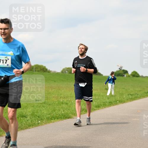 10.05.2026 - 8. Wedeler Halbmarathon Dr. Thomas Lammeyer http://msf.ph/oto/9703908 10.05.2026 11:50:55 Laufen 717 meine-sportfotos.de
