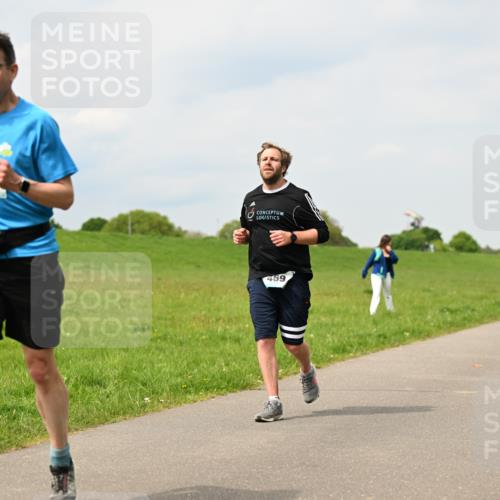 10.05.2026 - 8. Wedeler Halbmarathon Dr. Thomas Lammeyer http://msf.ph/oto/9703915 10.05.2026 11:50:55 Laufen 717, 469 meine-sportfotos.de