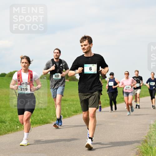 10.05.2026 - 8. Wedeler Halbmarathon Dr. Thomas Lammeyer http://msf.ph/oto/9703978 10.05.2026 11:51:01 Laufen 219, 227, 2245, 598 meine-sportfotos.de