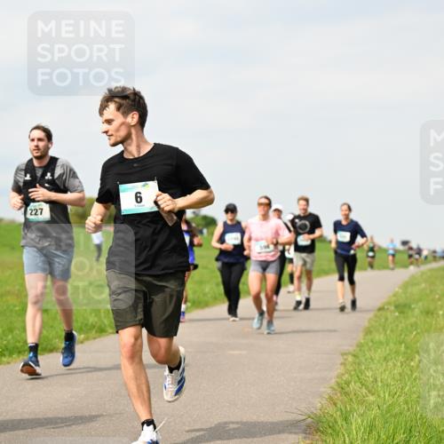 10.05.2026 - 8. Wedeler Halbmarathon Dr. Thomas Lammeyer http://msf.ph/oto/9703983 10.05.2026 11:51:01 Laufen 219, 227 meine-sportfotos.de