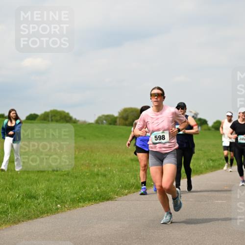 10.05.2026 - 8. Wedeler Halbmarathon Dr. Thomas Lammeyer http://msf.ph/oto/9704008 10.05.2026 11:51:03 Laufen 598, 2051, 525, 2052 meine-sportfotos.de