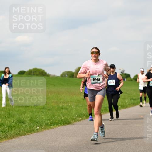 10.05.2026 - 8. Wedeler Halbmarathon Dr. Thomas Lammeyer http://msf.ph/oto/9704013 10.05.2026 11:51:03 Laufen 598, 2245, 525, 2052, 2051 meine-sportfotos.de