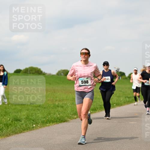 10.05.2026 - 8. Wedeler Halbmarathon Dr. Thomas Lammeyer http://msf.ph/oto/9704015 10.05.2026 11:51:03 Laufen 245, 598, 205, 525, 2052 meine-sportfotos.de