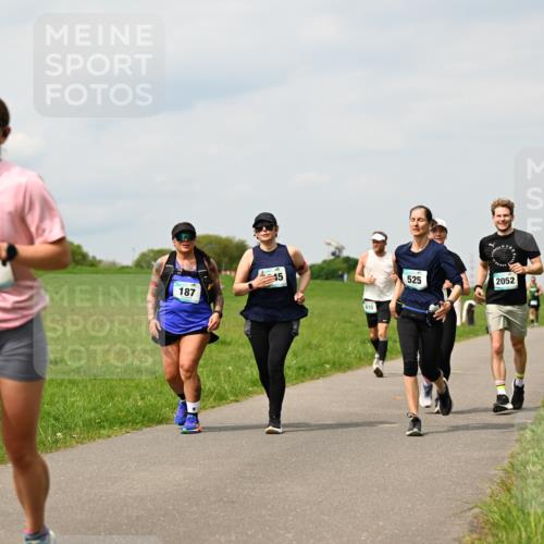 10.05.2026 - 8. Wedeler Halbmarathon Dr. Thomas Lammeyer http://msf.ph/oto/9704028 10.05.2026 11:51:04 Laufen 598, 187, 610, 525, 2052 meine-sportfotos.de