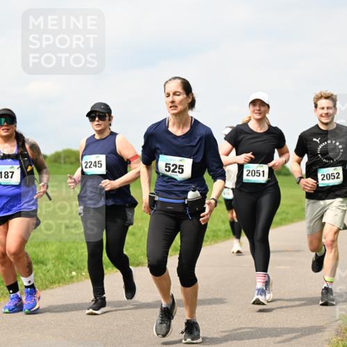 10.05.2026 - 8. Wedeler Halbmarathon Dr. Thomas Lammeyer http://msf.ph/oto/9704056 10.05.2026 11:51:06 Laufen 2245, 525, 2051, 187, 2052 meine-sportfotos.de