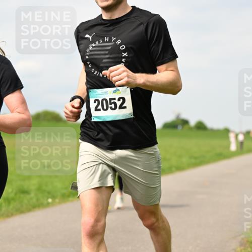 10.05.2026 - 8. Wedeler Halbmarathon Dr. Thomas Lammeyer http://msf.ph/oto/9704082 10.05.2026 11:51:08 Laufen 2051, 136, 2052 meine-sportfotos.de