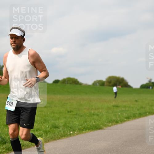 10.05.2026 - 8. Wedeler Halbmarathon Dr. Thomas Lammeyer http://msf.ph/oto/9704099 10.05.2026 11:51:10 Laufen 610 meine-sportfotos.de