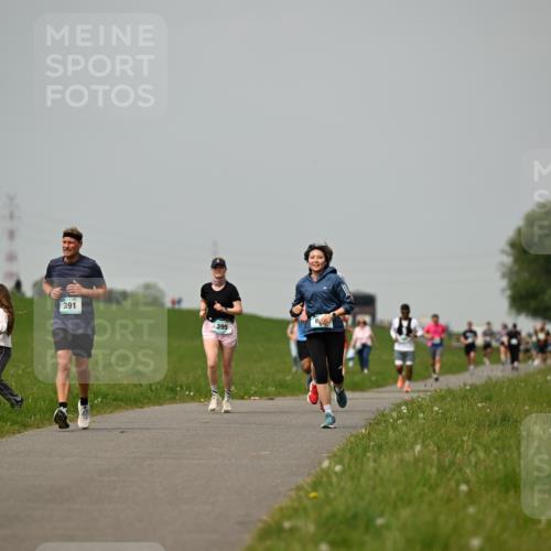 10.05.2026 - 8. Wedeler Halbmarathon Dr. Thomas Lammeyer http://msf.ph/oto/9704306 10.05.2026 11:51:38 Laufen 391, 395 meine-sportfotos.de