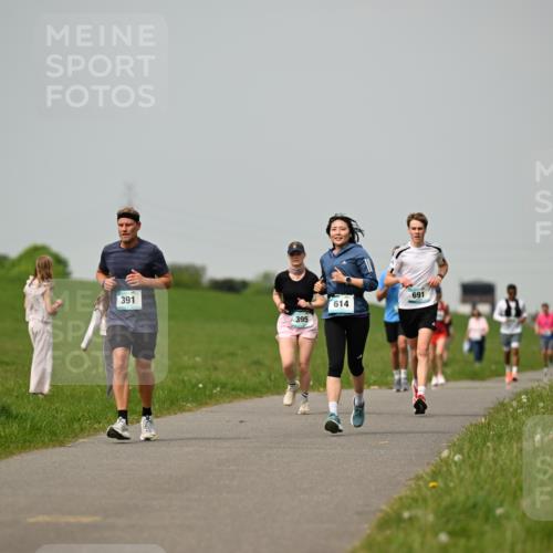 10.05.2026 - 8. Wedeler Halbmarathon Dr. Thomas Lammeyer http://msf.ph/oto/9704323 10.05.2026 11:51:40 Laufen 391, 395, 614, 691 meine-sportfotos.de