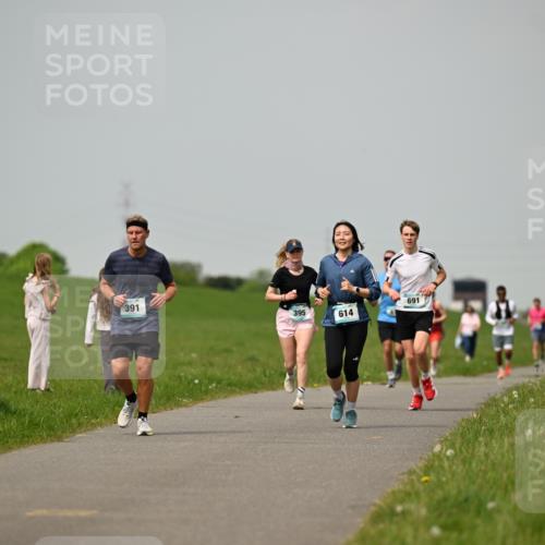 10.05.2026 - 8. Wedeler Halbmarathon Dr. Thomas Lammeyer http://msf.ph/oto/9704327 10.05.2026 11:51:40 Laufen 391, 395, 614, 691 meine-sportfotos.de