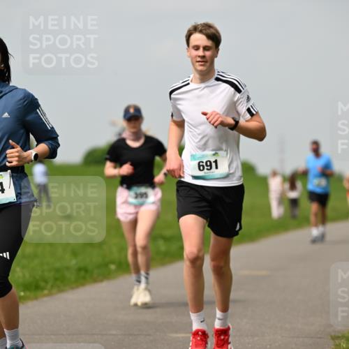 10.05.2026 - 8. Wedeler Halbmarathon Dr. Thomas Lammeyer http://msf.ph/oto/9704435 10.05.2026 11:51:49 Laufen 614, 395, 691 meine-sportfotos.de
