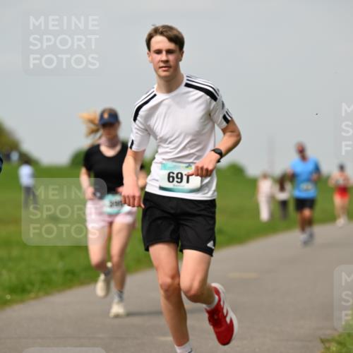 10.05.2026 - 8. Wedeler Halbmarathon Dr. Thomas Lammeyer http://msf.ph/oto/9704439 10.05.2026 11:51:50 Laufen 614, 691 meine-sportfotos.de