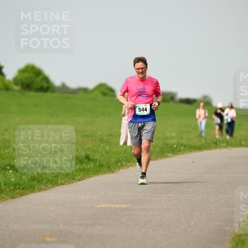 10.05.2026 - 8. Wedeler Halbmarathon Dr. Thomas Lammeyer http://msf.ph/oto/9704602 10.05.2026 11:52:10 Laufen 544 meine-sportfotos.de