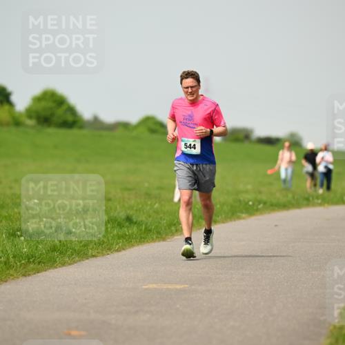 10.05.2026 - 8. Wedeler Halbmarathon Dr. Thomas Lammeyer http://msf.ph/oto/9704605 10.05.2026 11:52:10 Laufen 544 meine-sportfotos.de