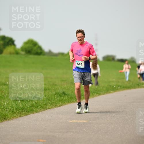 10.05.2026 - 8. Wedeler Halbmarathon Dr. Thomas Lammeyer http://msf.ph/oto/9704616 10.05.2026 11:52:11 Laufen 544 meine-sportfotos.de