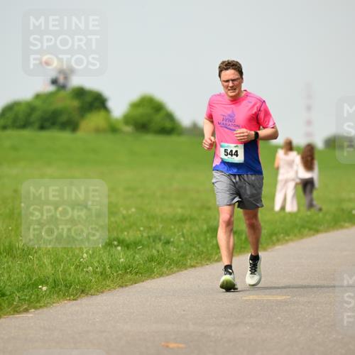 10.05.2026 - 8. Wedeler Halbmarathon Dr. Thomas Lammeyer http://msf.ph/oto/9704627 10.05.2026 11:52:12 Laufen 544 meine-sportfotos.de