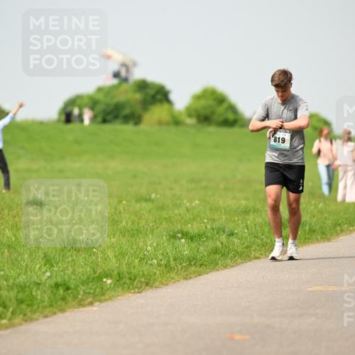 10.05.2026 - 8. Wedeler Halbmarathon Dr. Thomas Lammeyer http://msf.ph/oto/9704766 10.05.2026 11:52:41 Laufen 819 meine-sportfotos.de