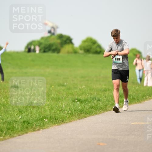 10.05.2026 - 8. Wedeler Halbmarathon Dr. Thomas Lammeyer http://msf.ph/oto/9704771 10.05.2026 11:52:41 Laufen 819 meine-sportfotos.de