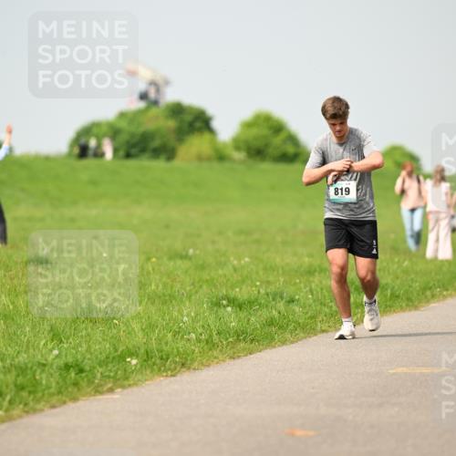 10.05.2026 - 8. Wedeler Halbmarathon Dr. Thomas Lammeyer http://msf.ph/oto/9704772 10.05.2026 11:52:41 Laufen 819 meine-sportfotos.de