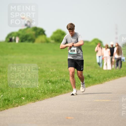 10.05.2026 - 8. Wedeler Halbmarathon Dr. Thomas Lammeyer http://msf.ph/oto/9704781 10.05.2026 11:52:42 Laufen 819 meine-sportfotos.de