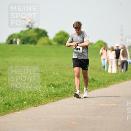 10.05.2026 - 8. Wedeler Halbmarathon Dr. Thomas Lammeyer http://msf.ph/oto/9704785 10.05.2026 11:52:42 Laufen 819 meine-sportfotos.de
