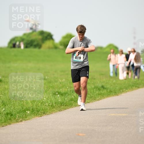 10.05.2026 - 8. Wedeler Halbmarathon Dr. Thomas Lammeyer http://msf.ph/oto/9704789 10.05.2026 11:52:42 Laufen 819 meine-sportfotos.de