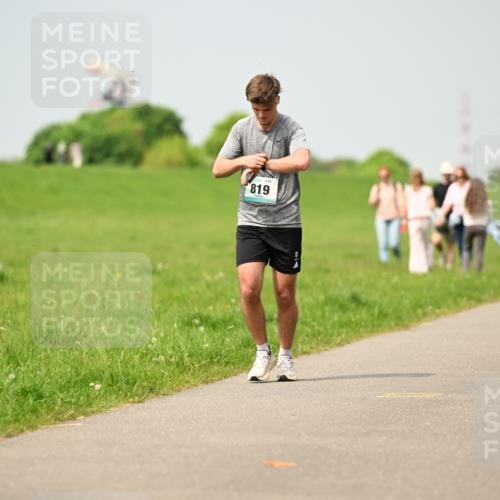 10.05.2026 - 8. Wedeler Halbmarathon Dr. Thomas Lammeyer http://msf.ph/oto/9704792 10.05.2026 11:52:42 Laufen 819 meine-sportfotos.de