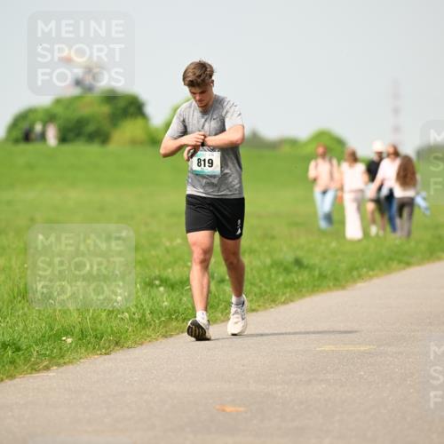 10.05.2026 - 8. Wedeler Halbmarathon Dr. Thomas Lammeyer http://msf.ph/oto/9704794 10.05.2026 11:52:43 Laufen 819 meine-sportfotos.de