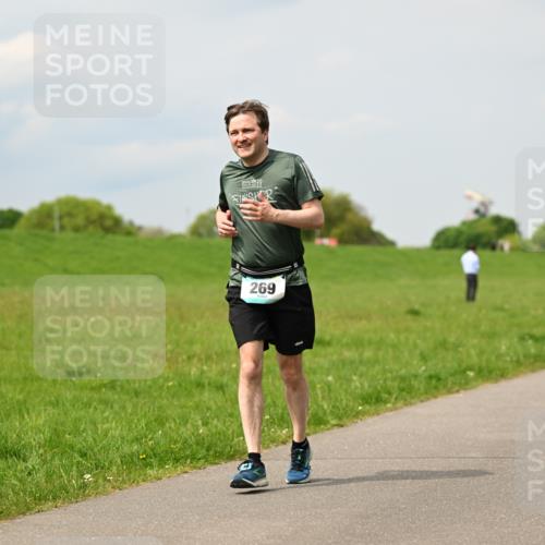 10.05.2026 - 8. Wedeler Halbmarathon Dr. Thomas Lammeyer http://msf.ph/oto/9704961 10.05.2026 11:52:58 Laufen 269, 462 meine-sportfotos.de