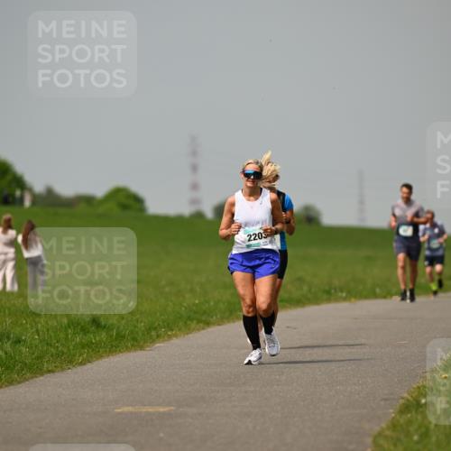 10.05.2026 - 8. Wedeler Halbmarathon Dr. Thomas Lammeyer http://msf.ph/oto/9705185 10.05.2026 11:53:24 Laufen 2203 meine-sportfotos.de