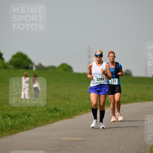 10.05.2026 - 8. Wedeler Halbmarathon Dr. Thomas Lammeyer http://msf.ph/oto/9705207 10.05.2026 11:53:25 Laufen 2203 meine-sportfotos.de