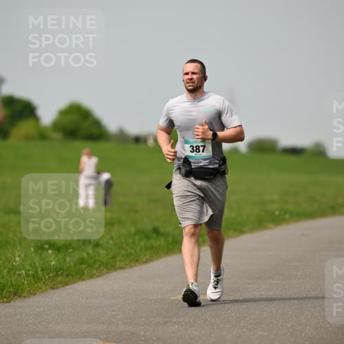 10.05.2026 - 8. Wedeler Halbmarathon Dr. Thomas Lammeyer http://msf.ph/oto/9705355 10.05.2026 11:53:43 Laufen 387 meine-sportfotos.de