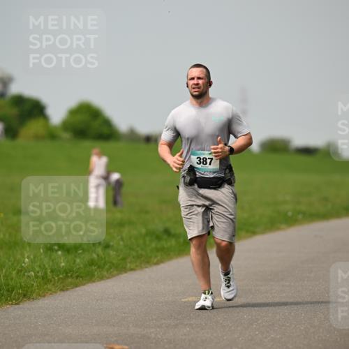 10.05.2026 - 8. Wedeler Halbmarathon Dr. Thomas Lammeyer http://msf.ph/oto/9705356 10.05.2026 11:53:43 Laufen 387 meine-sportfotos.de