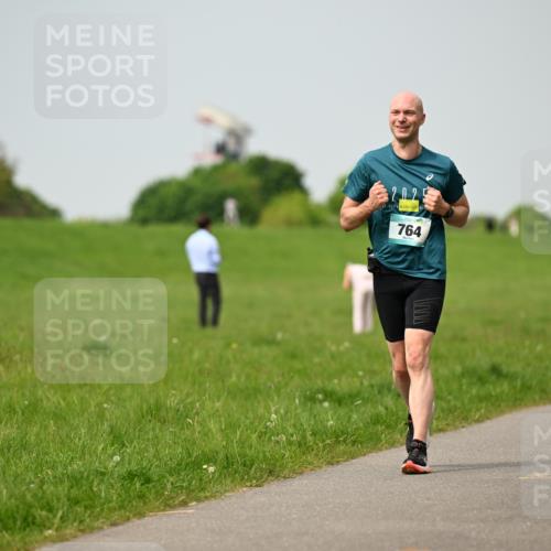 10.05.2026 - 8. Wedeler Halbmarathon Dr. Thomas Lammeyer http://msf.ph/oto/9705372 10.05.2026 11:53:51 Laufen 2025, 764, 570 meine-sportfotos.de