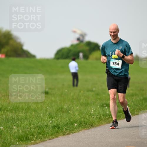 10.05.2026 - 8. Wedeler Halbmarathon Dr. Thomas Lammeyer http://msf.ph/oto/9705375 10.05.2026 11:53:51 Laufen 764 meine-sportfotos.de